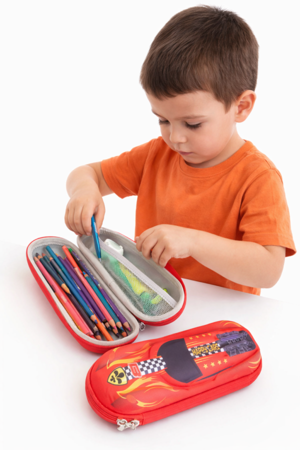 cartuchera con fondo blanco Cartuchera Carro rojo